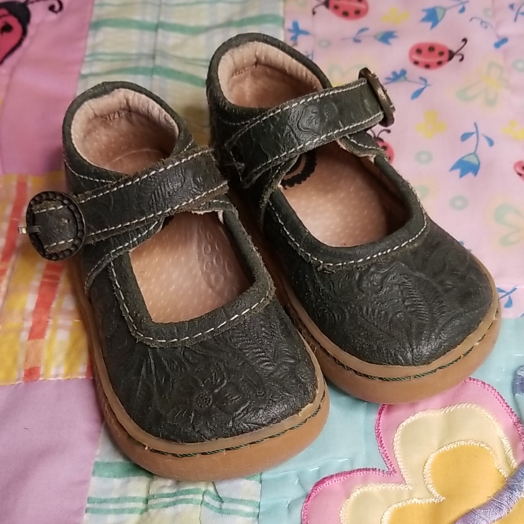 Livie & Luca Olive Green Cloves. Size 4. Embossed Leather. Vguc/Guc